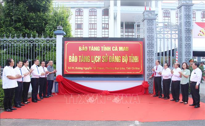 Lãnh đạo Tỉnh ủy, UBND tỉnh Cà Mau thực hiện nghi thức thành lập Bảo tàng Lịch sử Đảng bộ tỉnh Cà Mau. Ảnh: Chanh Đa-TTXVN