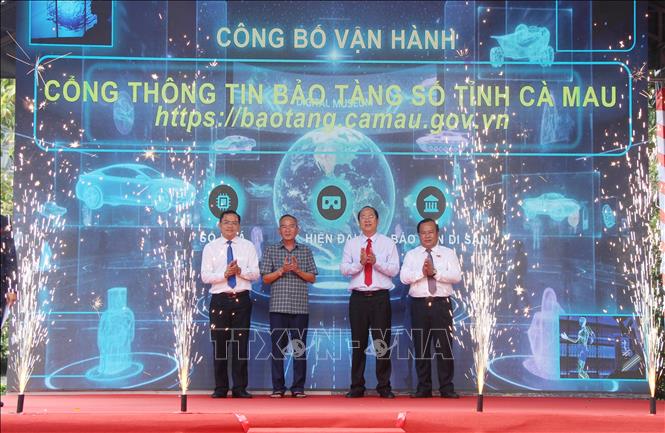 Lãnh đạo Tỉnh ủy, UBND tỉnh thực hiên nghi thức vận hành Cổng thông tin Bảo tàng số tỉnh Cà Mau. Ảnh: Chanh Đa-TTXVN