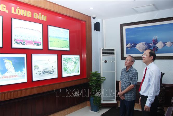 Lãnh đạo Tỉnh ủy Cà Mau tham quan các tranh ảnh, hiện vật được trưng bày tại Bảo tàng Lịch sử Đảng bộ tỉnh Cà Mau. Ảnh: Chanh Đa-TTXVN