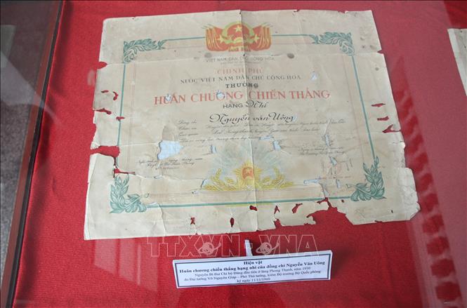 Các hiện vật được trưng bày tại Bảo tàng Lịch sử Đảng bộ tỉnh Cà Mau. Ảnh: Chanh Đa-TTXVN