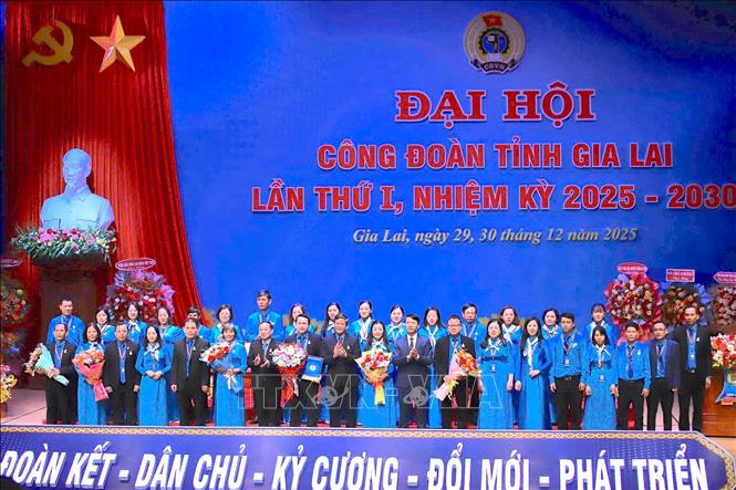 Ban Chấp hành, Ban Thường vụ, Ủy ban Kiểm tra LĐLĐ tỉnh Gia Lai khóa I, nhiệm kỳ 2025-2030, nhận quyết định và hoa chúc mừng. Ảnh: Quang Thái- TTXVN