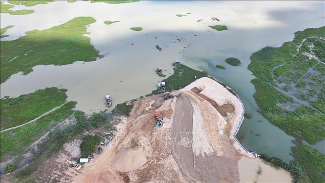 Bãi tập kết cát của Công ty Trách nhiệm hữu hạn Một thành viên Ngọc Trâm Anh Tây Ninh tại đoạn suối Chà Và (xã Tân Hòa). Ảnh: Thanh Tân - TTXVN