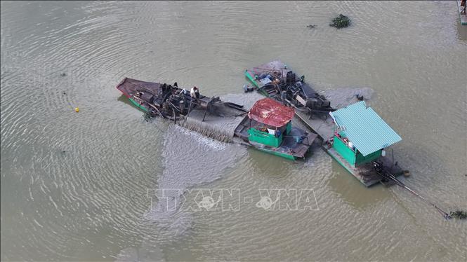Ghe hút cát của Công ty Trách nhiệm hữu hạn Một thành viên Ngọc Trâm Anh Tây Ninh tại đoạn suối Chà Và (xã Tân Hòa) bị người dân phản ánh đục nước. Ảnh: Thanh Tân - TTXVN