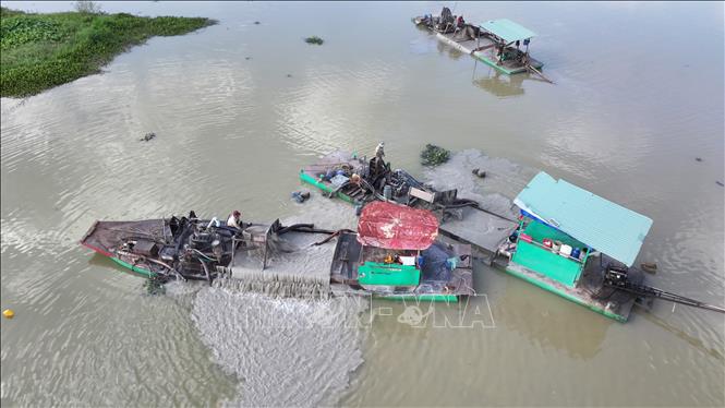Ghe hút cát của Công ty Trách nhiệm hữu hạn Một thành viên Ngọc Trâm Anh Tây Ninh tại đoạn suối Chà Và (xã Tân Hòa) bị người dân phản ánh đục nước. Ảnh: Thanh Tân - TTXVN