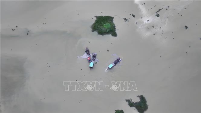 Hoạt động khai thác cát của Công ty Trách nhiệm hữu hạn Một thành viên Ngọc Trâm Anh Tây Ninh tại đoạn suối Chà Và (xã Tân Hòa) bị người dân phản ánh đục nước. Ảnh: Thanh Tân - TTXVN