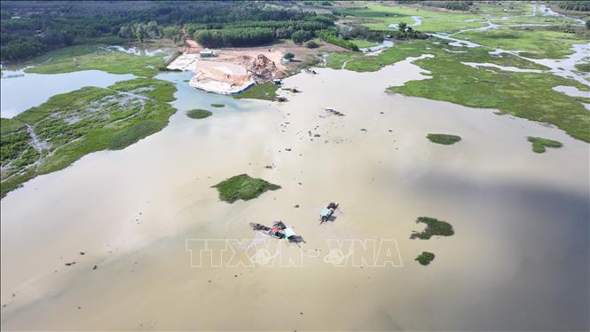 Hoạt động khai thác cát của Công ty Trách nhiệm hữu hạn Một thành viên Ngọc Trâm Anh Tây Ninh tại đoạn suối Chà Và (xã Tân Hòa) bị người dân phản ánh đục nước. Ảnh: Thanh Tân - TTXVN