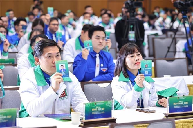 Đại biểu biểu quyết thông qua dự thảo nghị quyết Đại hội. Ảnh: Minh Đức – TTXVN