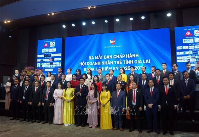 Ban Chấp hành Hội doanh nhân trẻ tỉnh Gia Lai, nhiệm kỳ 2025 - 2030 ra mắt Đại hội. Ảnh: Trịnh Bang Nhiệm - TTXVN