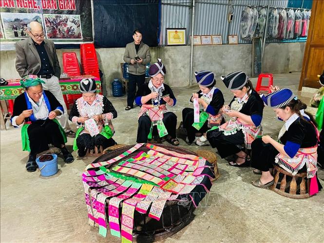 Trải nghiệm làm giấy Dó cùng với đồng bào người Mông. Ảnh: TTXVN phát