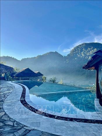 Hiện Mường Lống có nhiều phân khúc như resort cao cấp và phân khúc bình dân với homestay, khu nghỉ dưỡng sinh thái, đáp ứng xu hướng du lịch trải nghiệm, khám phá thiên nhiên hoang sơ vùng cao. Ảnh: TTXVN phát