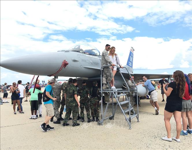 Du khách tham quan máy bay tiêm kích F-16 tại sân bay quân sự Andrew, bang Maryland. Ảnh: Đoàn Hùng - PV TTXVN tại Mỹ

