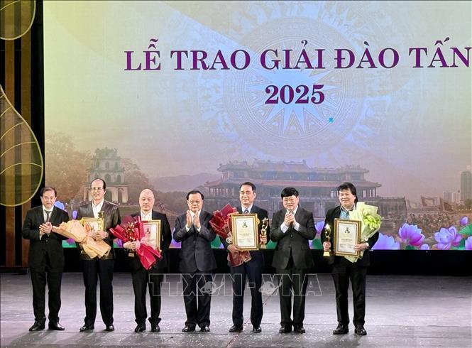 Ban tổ chức trao Giải “Tác phẩm xuất sắc” cho 4 tác phẩm sân khấu. Ảnh: Phương Lan - TTXVN 