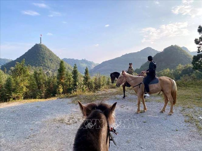 Tourist experience the horse riding service in Lung Cu. VNA/Photo by courtesy