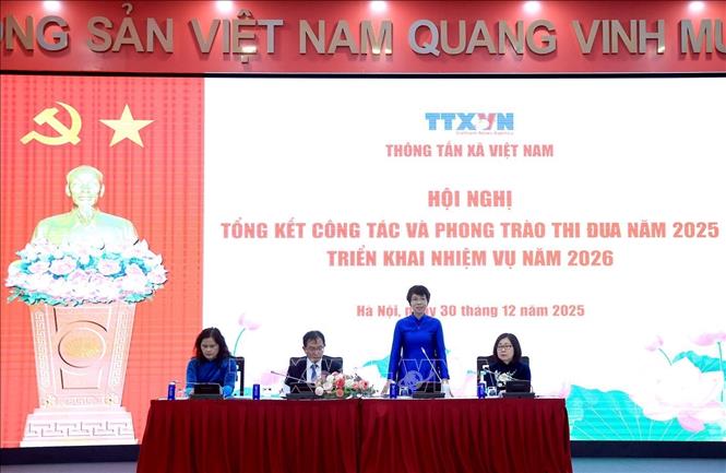 Tổng giám đốc Vũ Việt Trang và các đồng chí Phó tổng giám đốc TTXVN điều hành hội nghị. Ảnh: Tuấn Anh - TTXVN