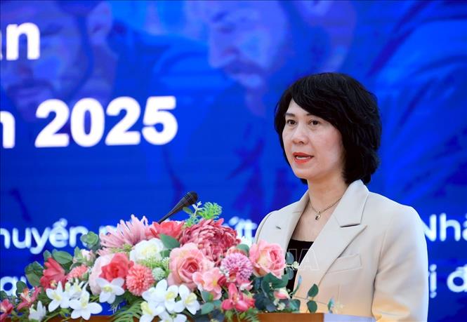 Đồng chí Phùng Thị Mỹ, Giám đốc Nhà xuất bản Thông tấn trình bày tham luận. Ảnh: Tuấn Anh - TTXVN