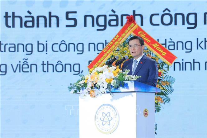C Chủ tịch kiêm Tổng giám đốc Tập đoàn Công nghiệp - Viễn thông Quân đội (Viettel) Tào Đức Thắng tham luận “Make in Vietnam to lead - Từ chủ động công nghệ đến doanh nghiệp dẫn dắt”. Ảnh: Hoàng Hiếu - TTXVN