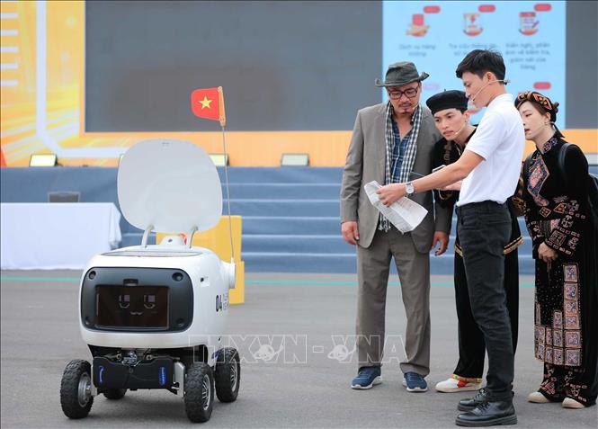 Robot tự động trình diễn tại diễn đàn. Ảnh: Hoàng Hiếu - TTXVN