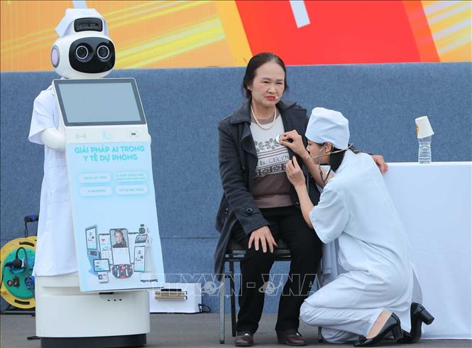 Robot ứng dụng trong lĩnh vực y tế tham gia trình diễn tại diễn đàn. Ảnh: Hoàng Hiếu - TTXVN