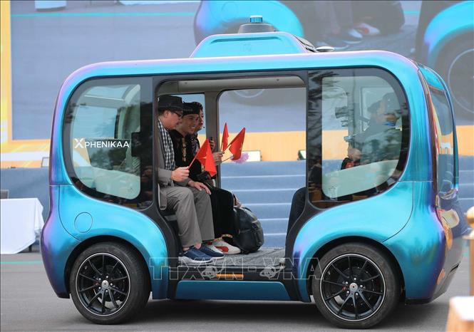 Ô tô tự lái trình diễn tại Diễn đàn quốc gia phát triển doanh nghiệp công nghệ Việt Nam năm 2025. Ảnh: Hoàng Hiếu - TTXVN