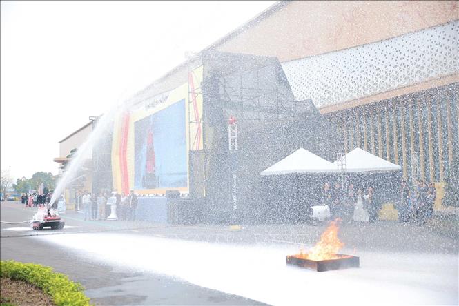 Robot chữa cháy trình diễn tại Diễn đàn. Ảnh: Hoàng Hiếu - TTXVN