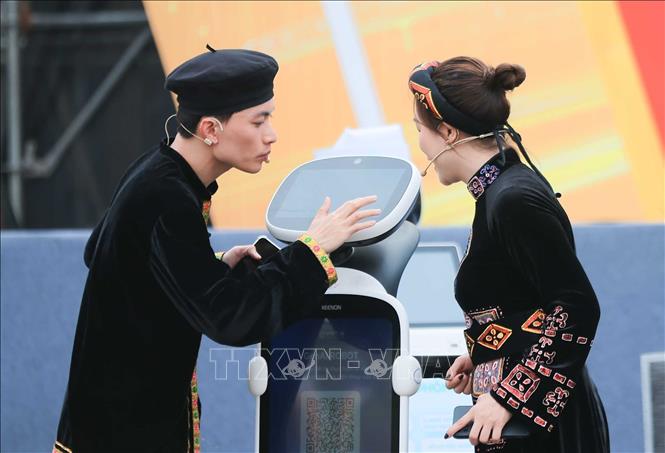 Robot AI hỗ trợ thủ tục hành chính, nâng cao dịch vụ, giảm thủ tục phục vụ người dân trình diễn tại Diễn đàn. Ảnh: Hoàng Hiếu - TTXVN