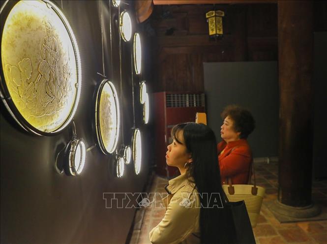 Khách tham quan Triển lãm. Ảnh: Ảnh: Khánh Hoà - TTXVN