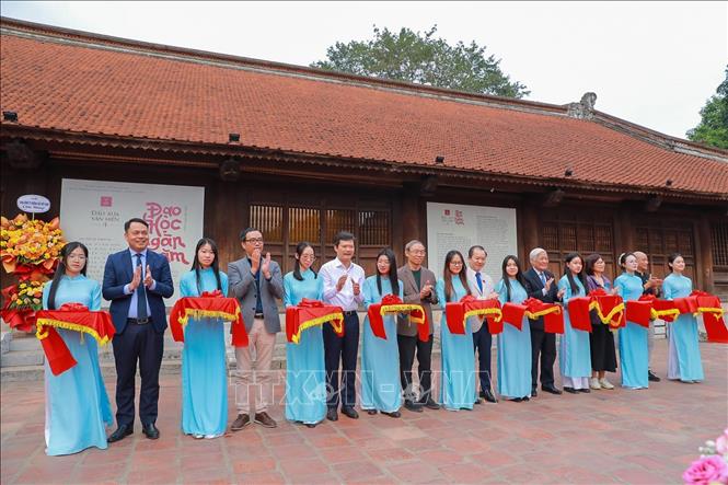 Các đại biểu thực hiện nghi thức khai mạc Triển lãm. Ảnh: Khánh Hoà - TTXVN