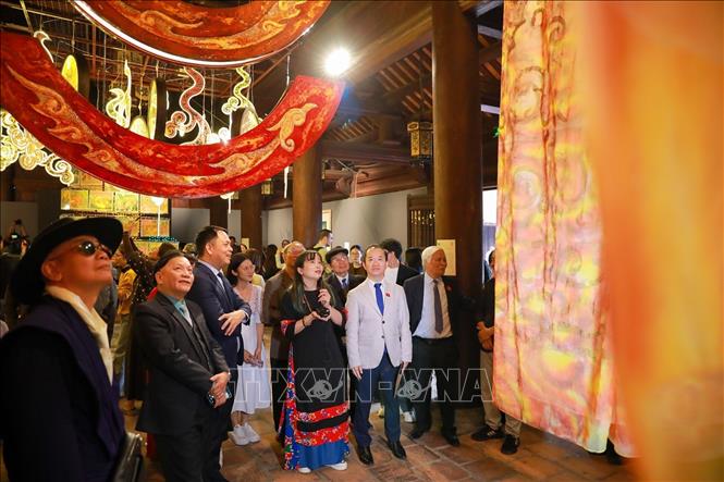 Khách tham quan Triển lãm. Ảnh: Ảnh: Khánh Hoà - TTXVN