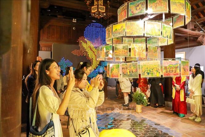 Khách tham quan Triển lãm. Ảnh: Ảnh: Khánh Hoà - TTXVN