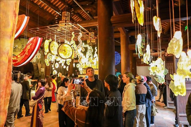 Khách tham quan Triển lãm. Ảnh: Ảnh: Khánh Hoà - TTXVN