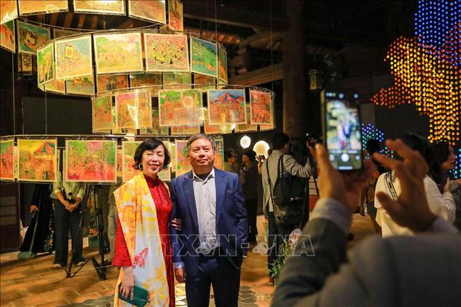 Khách tham quan Triển lãm. Ảnh: Ảnh: Khánh Hoà - TTXVN