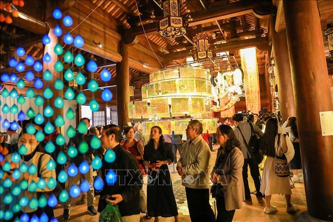 Khách tham quan Triển lãm. Ảnh: Ảnh: Khánh Hoà - TTXVN