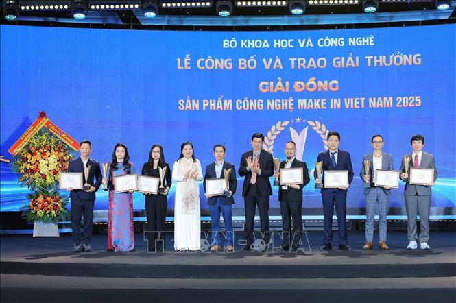 Các doanh nghiệp nhận giải Đồng Giải thưởng Sản phẩm Công nghệ Make in Vietnam. Ảnh: Hoàng Hiếu - TTXVN