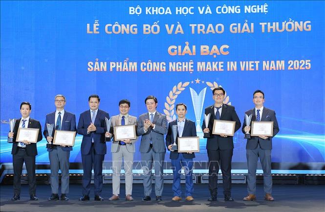 Các doanh nghiệp nhận giải Bạc Giải thưởng Sản phẩm Công nghệ Make in Vietnam. Ảnh: Hoàng Hiếu - TTXVN