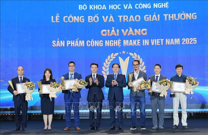 Phó Thủ tướng Hồ Quốc Dũng cùng Bộ trưởng Bộ Khoa học và Công nghệ Nguyễn Mạnh Hùng trao giải Vàng Giải thưởng Sản phẩm Công nghệ Make in Vietnam cho các doanh nghiệp. Ảnh: Hoàng Hiếu - TTXVN
