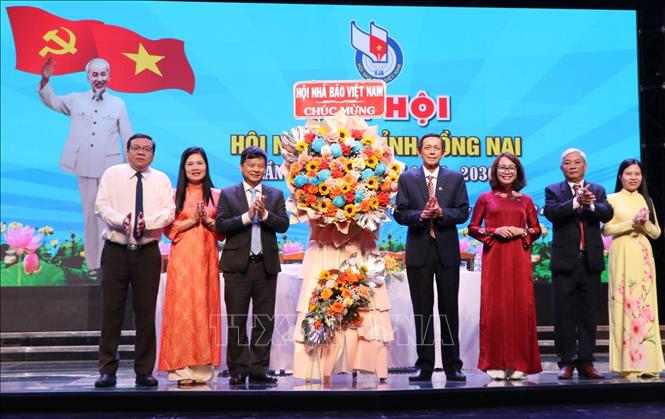 Hội Nhà báo Việt Nam tặng hoa chúc mừng Đại hội. Ảnh: Công Phong - TTXVN