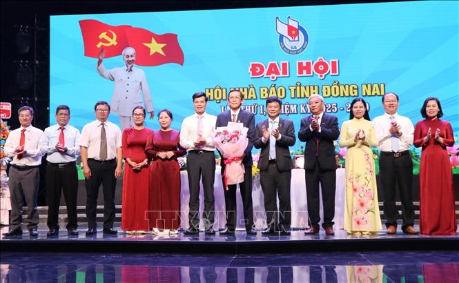 Ban Chấp hành Hội Nhà báo tỉnh Đồng Nai nhiệm kỳ 2025-2030 ra mắt đại hội. Ảnh: Công Phong - TTXVN