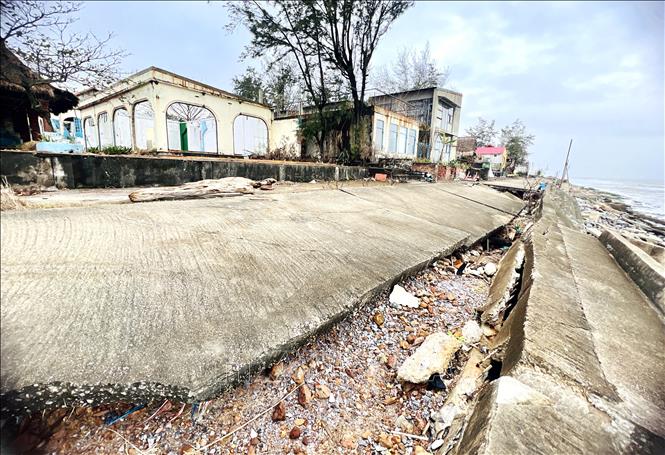 Tuyến kè biển bị hư hỏng đã ảnh hưởng đến sinh kế và cảnh quan du lịch biển Nhật Lệ, là nỗi lo thường trực mỗi khi mùa mưa bão đến gần. Ảnh: Nguyên Linh – TTXVN