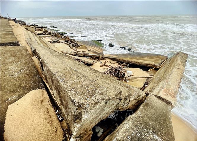 Tuyến kè được kỳ vọng là “lá chắn” bảo vệ khu dân cư ven biển Nhật Lệ nhưng chỉ sau vài mùa mưa bão đã bị sóng biển đánh sập từng đoạn, khoét sâu chân móng, làm xô lệch kết cấu. Ảnh: Nguyên Linh – TTXVN