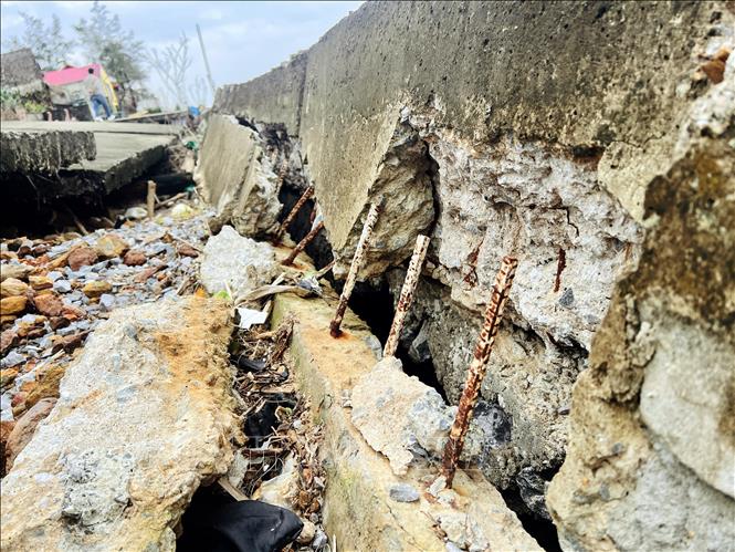 Những khối bê-tông vỡ vụn, sắt thép trơ trọi, hoen gỉ giữa nắng gió biển tại kè biển Hải Thành – Quang Phú (thuộc bờ biển Nhật Lệ, phường Đồng Hới, tỉnh Quảng Trị). Ảnh: Nguyên Linh – TTXVN