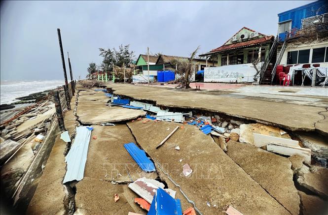 Nhiều vị trí tuyến kè biển Hải Thành – Quang Phú, bê-tông nứt gãy, mái kè sạt trượt, đường dạo ven biển gãy vỡ, áp sát nhà dân và hàng quán. Ảnh: Nguyên Linh – TTXVN