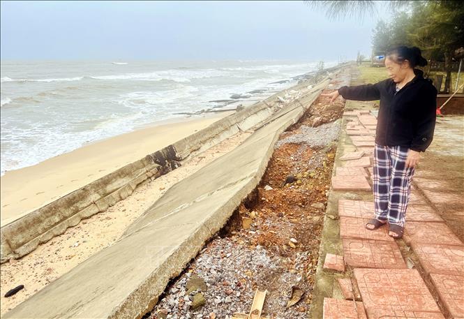 Tuyến kè biển bị hư hỏng đã ảnh hưởng đến sinh kế và cảnh quan du lịch biển Nhật Lệ, là nỗi lo thường trực mỗi khi mùa mưa bão đến gần. Ảnh: Nguyên Linh – TTXVN