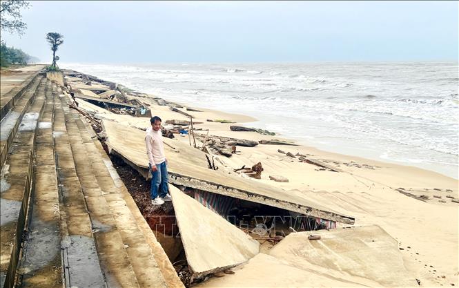 Tuyến kè được kỳ vọng là “lá chắn” bảo vệ khu dân cư ven biển Nhật Lệ nhưng chỉ sau vài mùa mưa bão đã bị sóng biển đánh sập từng đoạn, khoét sâu chân móng, làm xô lệch kết cấu. Ảnh: Nguyên Linh – TTXVN