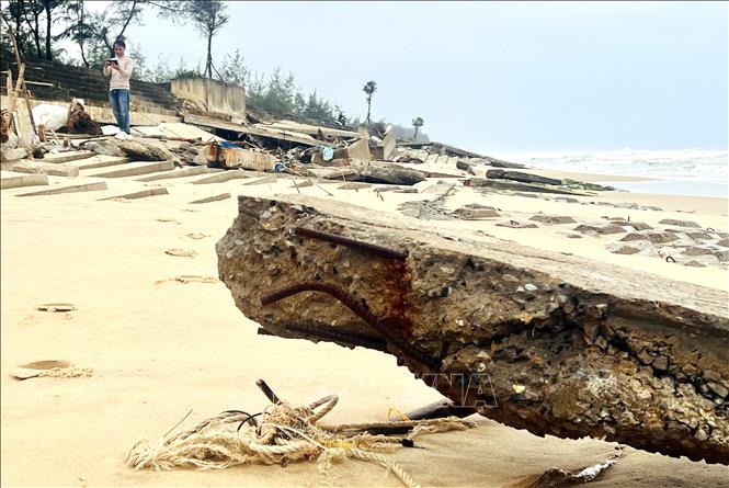 Tuyến kè được kỳ vọng là “lá chắn” bảo vệ khu dân cư ven biển Nhật Lệ nhưng chỉ sau vài mùa mưa bão đã bị sóng biển đánh sập từng đoạn, khoét sâu chân móng, làm xô lệch kết cấu. Ảnh: Nguyên Linh – TTXVN