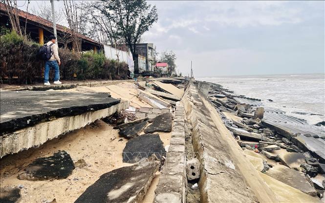 Nhiều vị trí tuyến kè biển Hải Thành – Quang Phú, bê-tông nứt gãy, mái kè sạt trượt, đường dạo ven biển gãy vỡ, áp sát nhà dân và hàng quán. Ảnh: Nguyên Linh – TTXVN