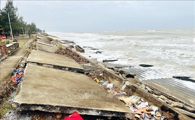 Hơn 700 m kè biển Hải Thành – Quang Phú, với tổng mức đầu tư khoảng 35 tỷ đồng, đã bị sóng đánh tan nát khi chưa kịp nghiệm thu, quyết toán. Ảnh: Nguyên Linh – TTXVN
