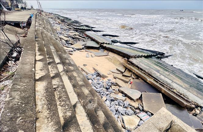 Hơn 700 m kè biển Hải Thành – Quang Phú (tỉnh Quảng Trị)), với tổng mức đầu tư khoảng 35 tỷ đồng, đã bị sóng đánh tan nát khi chưa kịp nghiệm thu, quyết toán. Ảnh: Nguyên Linh – TTXVN