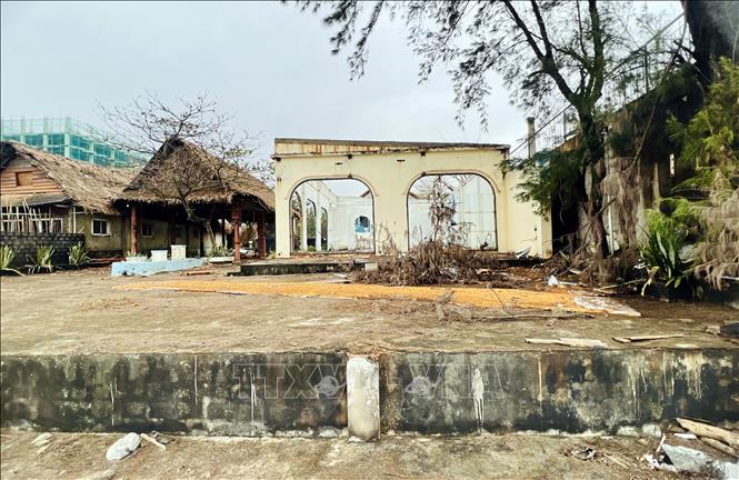 Tuyến kè biển bị hư hỏng đã ảnh hưởng đến sinh kế và cảnh quan du lịch biển Nhật Lệ, là nỗi lo thường trực mỗi khi mùa mưa bão đến gần. Ảnh: Nguyên Linh – TTXVN