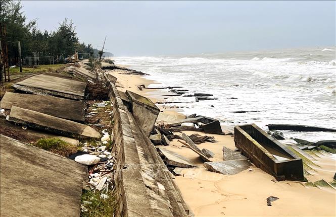 Hơn 700 m kè biển Hải Thành – Quang Phú, với tổng mức đầu tư khoảng 35 tỷ đồng, đã bị sóng đánh tan nát khi chưa kịp nghiệm thu, quyết toán. Ảnh: Nguyên Linh – TTXVN
