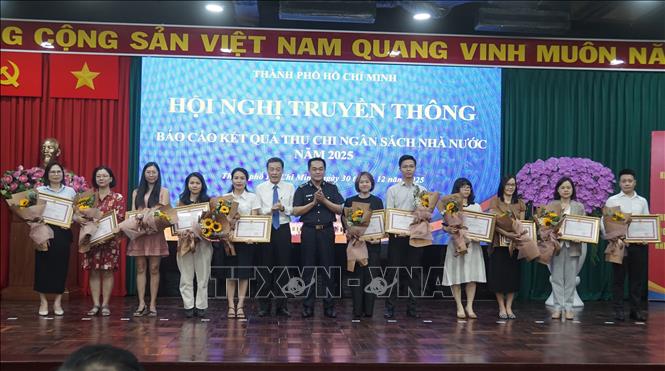 Các doanh nghiệp nhận bằng khen của Chủ tịch UBND TP. Hồ Chí Minh vì đã có thành tích xuất sắc trong công tác chỉ đạo, quản lý thu và nộp ngân sách nhà nước trên địa bàn năm 2025. Ảnh: Hứa Chung-TTXVN